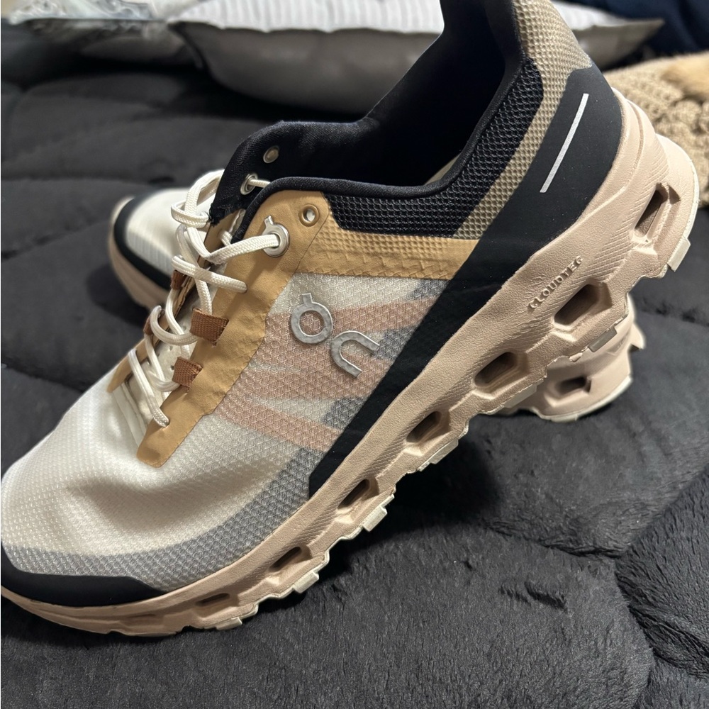 Mens On Cloudvista size 8.5 in excellent condition